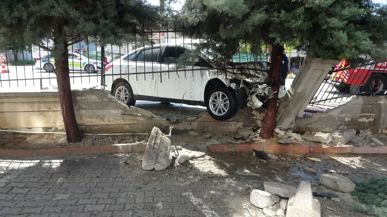 Araç önce otomobile çarptı, ardından duvara çarparak alev aldı. 1
