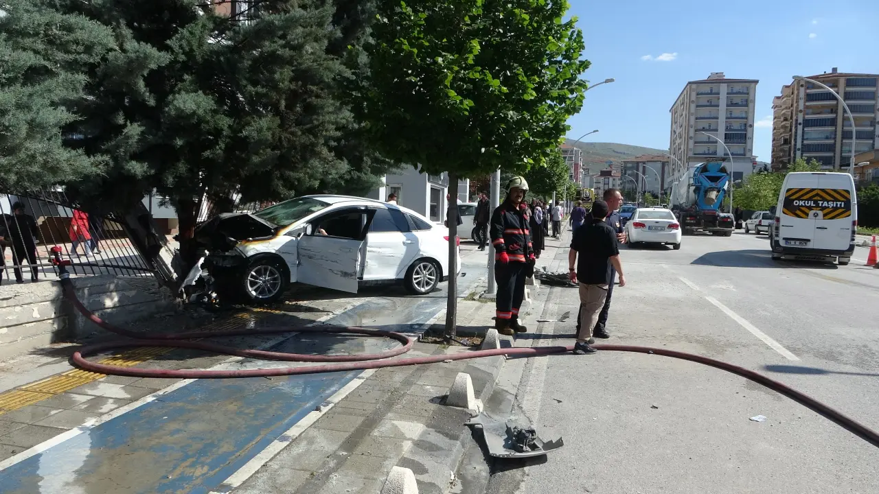 Araç önce otomobile çarptı, ardından duvara çarparak alev aldı. 2