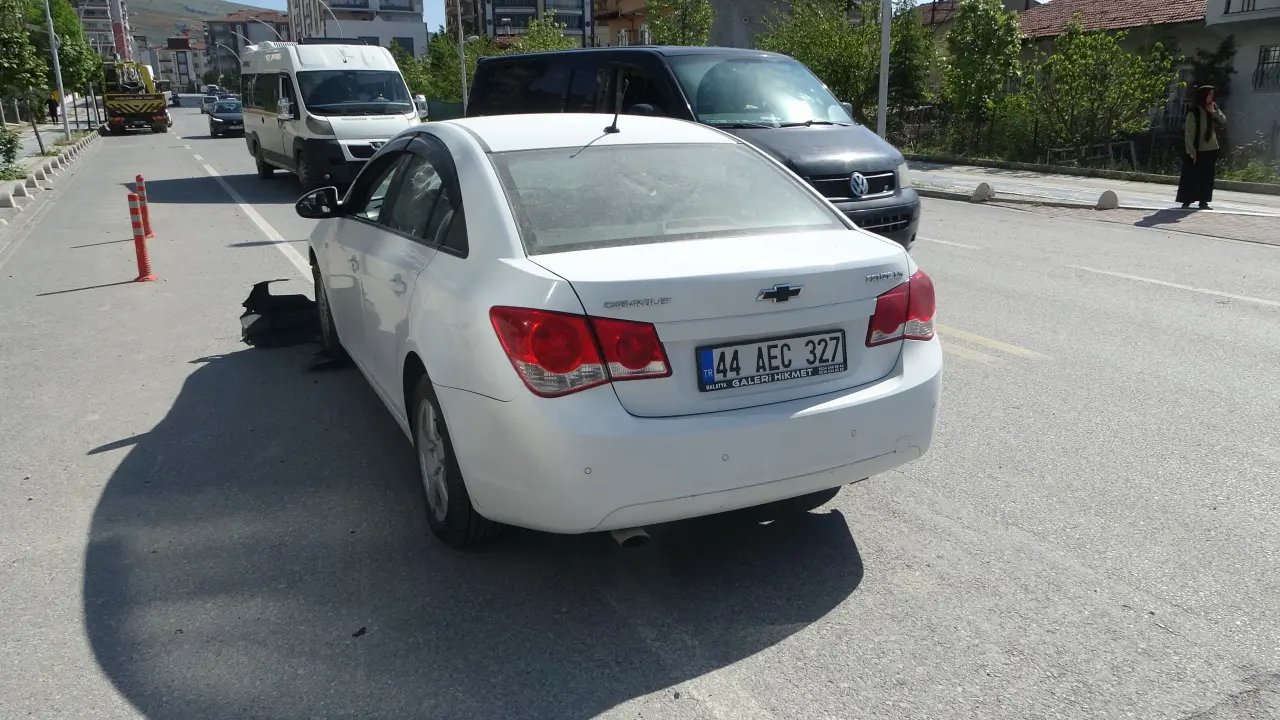 Araç önce otomobile çarptı, ardından duvara çarparak alev aldı. 7