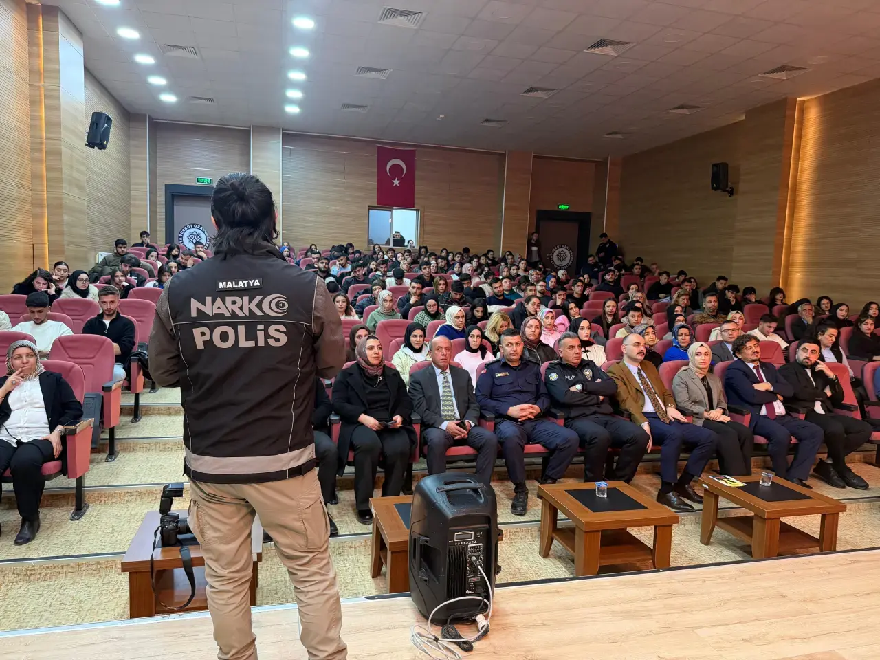 Emniyet personelinin öğrencilere yönelik sunumları