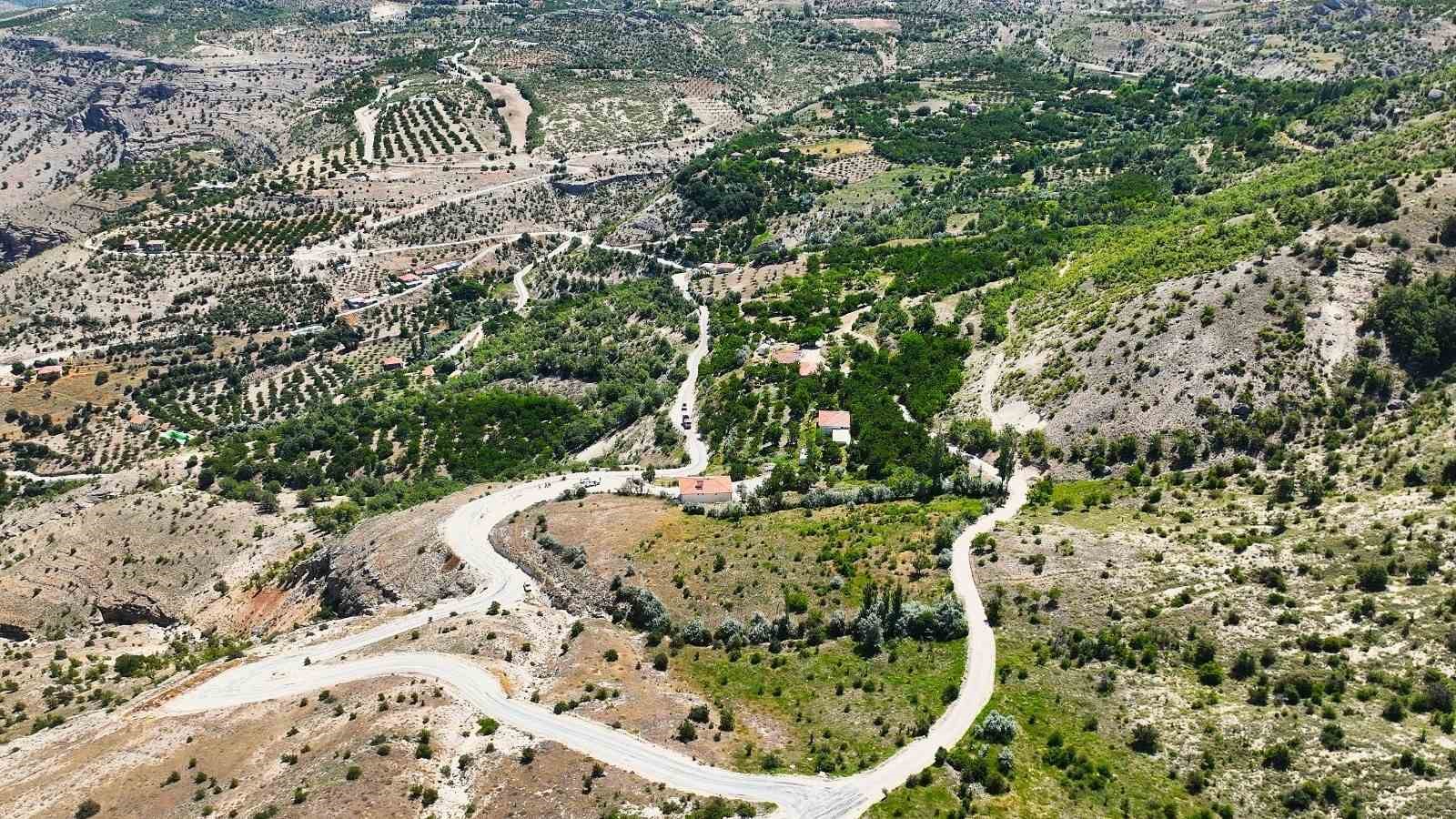 buyuksehir-belediyesi-bagkoy-mahallesinin-yolunu-guvenli-hale-getirdi