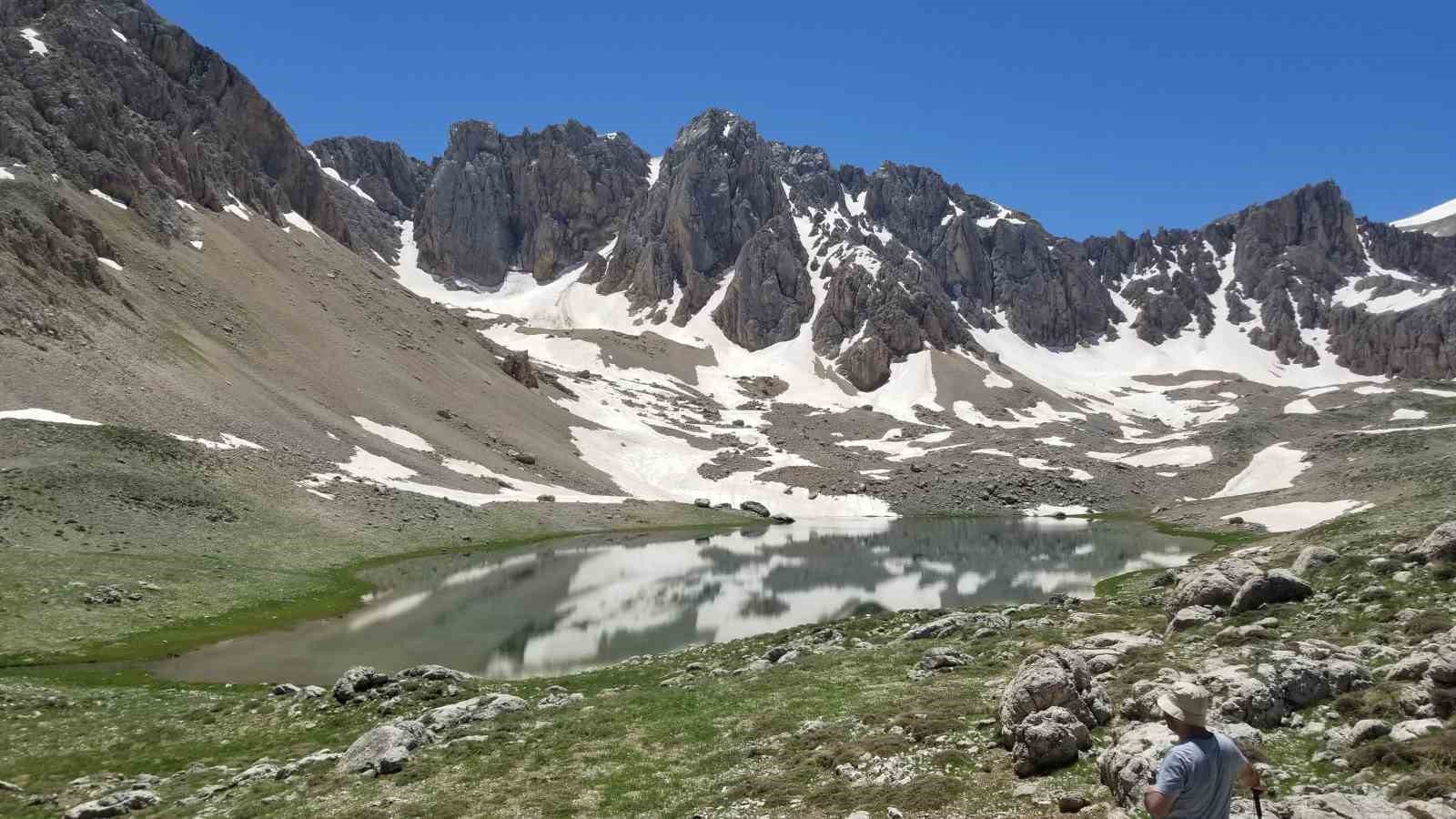 merg-yaylasi-bu-gunlerde-yerli-ve-yabanci-dogaseverlere-ev-sahipli-yapiyor
