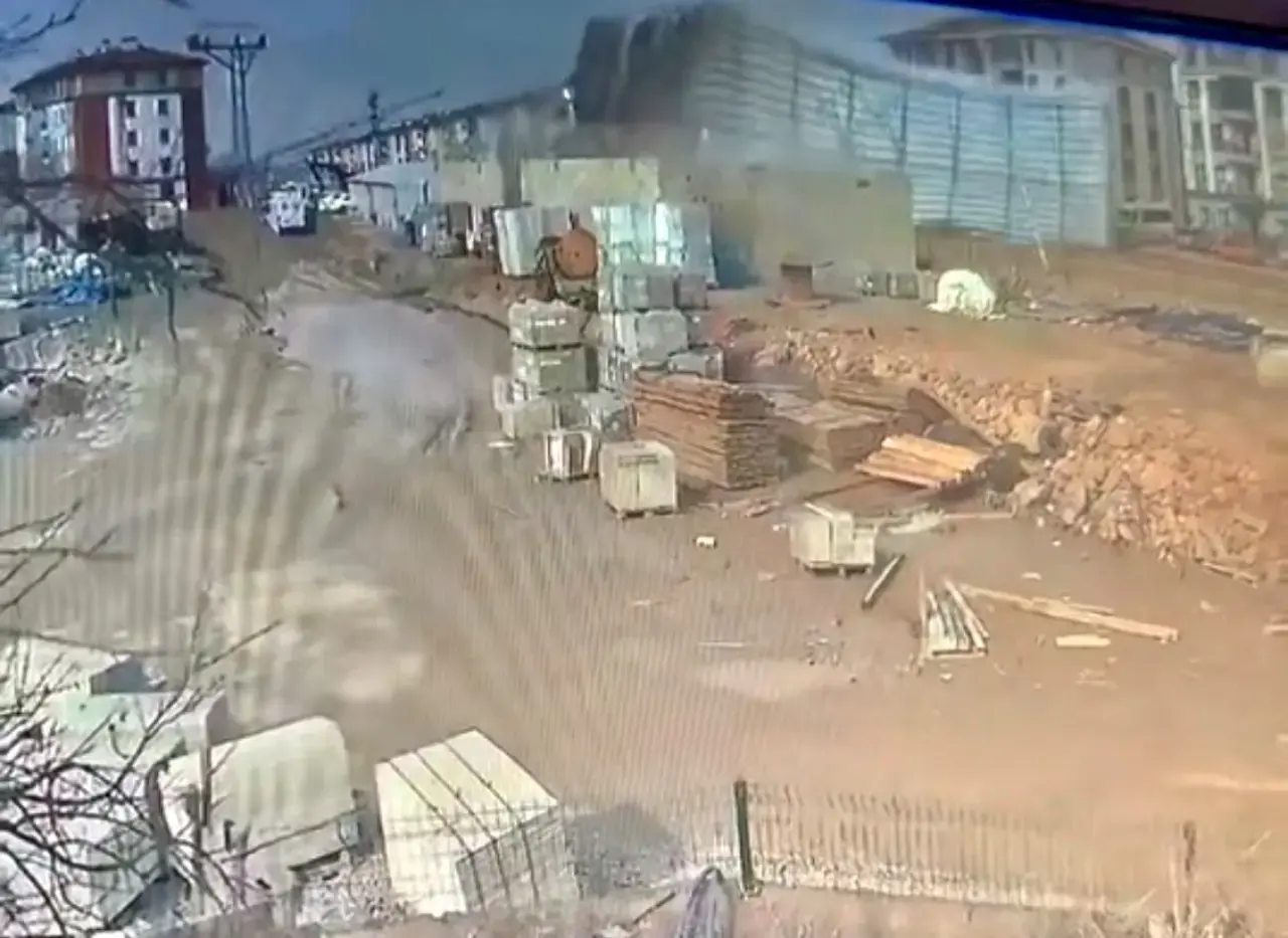 Malatya TOKİ şantiyesi çatı uçma anı güvenlik kamerası