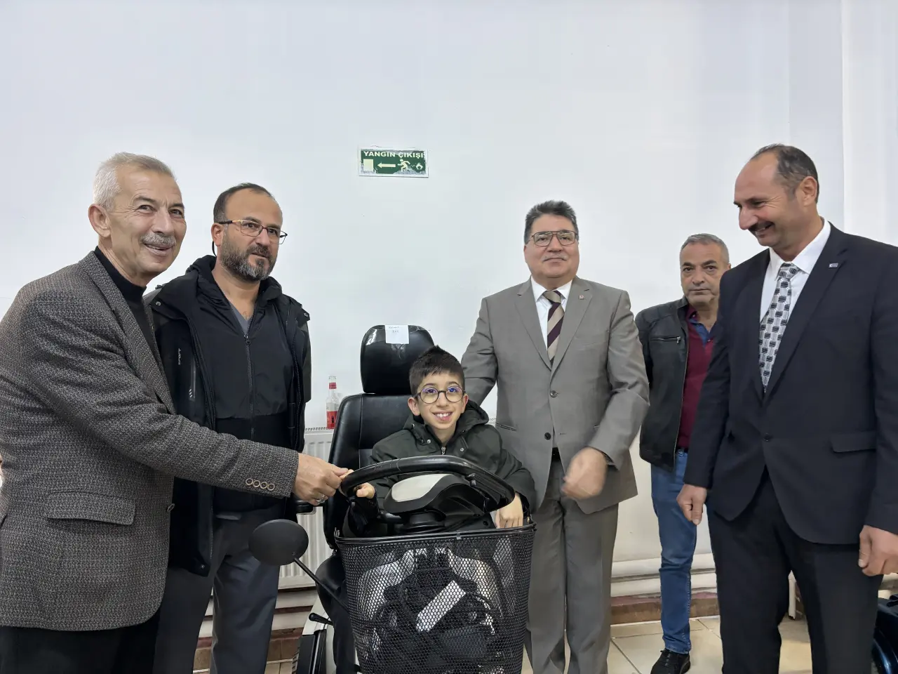 Arapgir’de düzenlenen törende tekerlekli sandalyelerin ihtiyaç sahiplerine teslim edilmesi