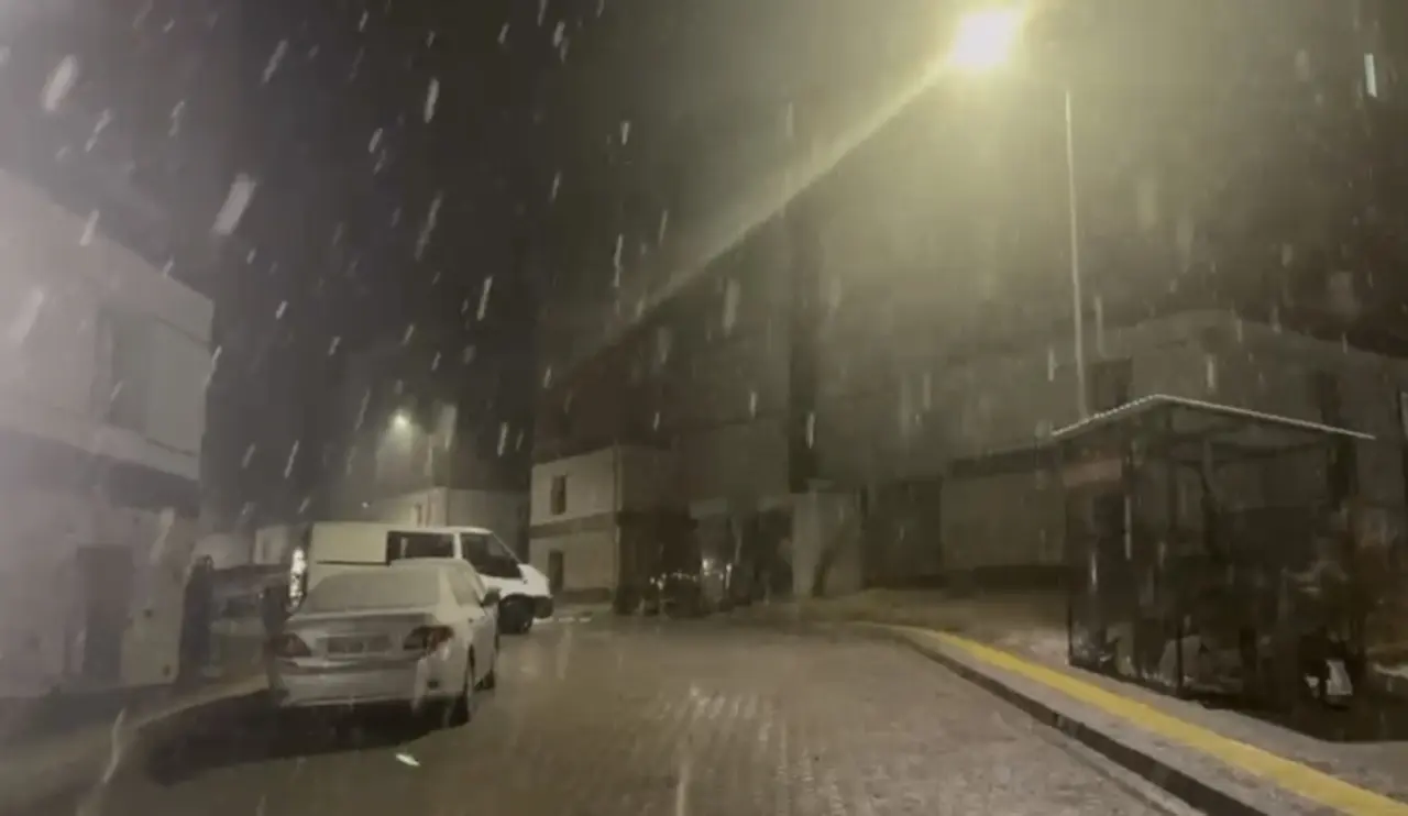 Darende’de etkili olan kar yağışı nedeniyle beyaza bürünen yollar ve ulaşımda yaşanan aksamalar