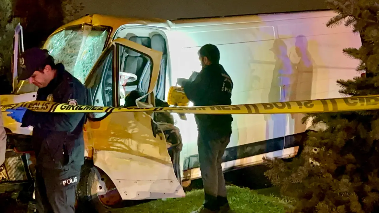 Malatya’da trambüs direğine çarpan minibüsün kaza yeri görüntüsü 2