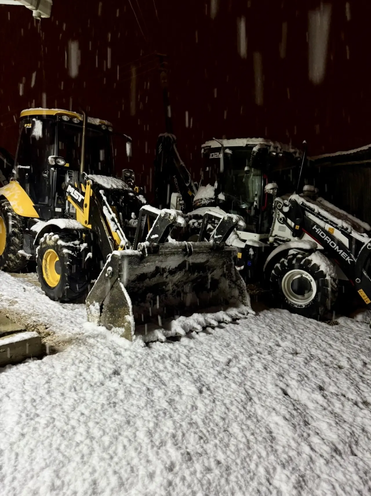 Darende’de yoğun kar yağışı sonrası sahada çalışan ekipler