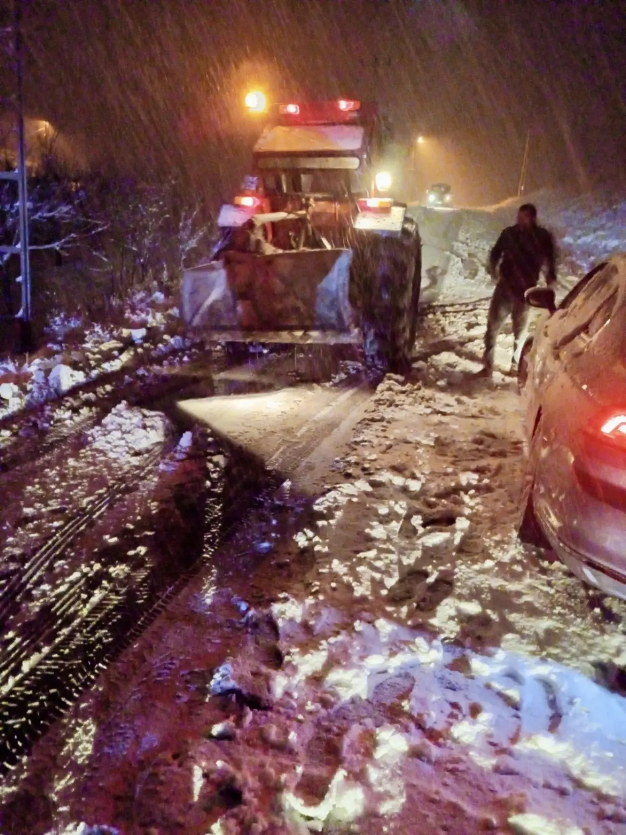 Ayvalı ve Ağılbaşı bölgelerinde kar küreme yapan iş makineleri