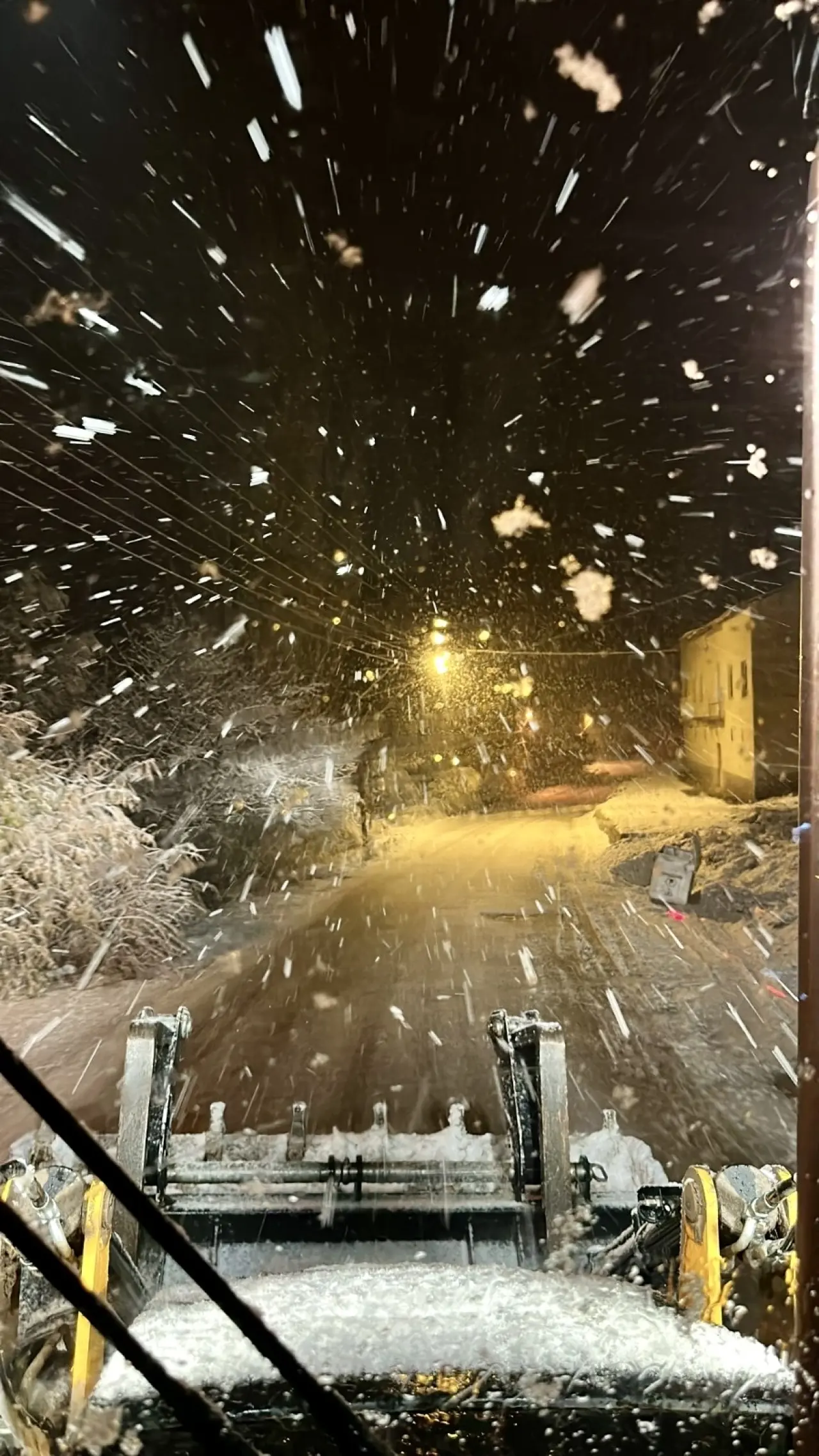 Darende kar çalışmaları sırasında belediye ekiplerinin gece mesaisi