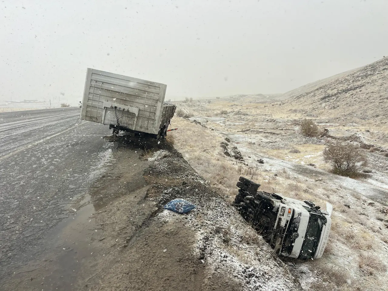 Doğanşehir’de kaygan yolda şarampole devrilen tırın kaza görüntüsü