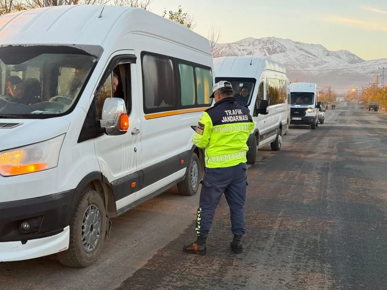 Doğanşehir’de jandarma trafik timlerinin zorunlu kış lastiği denetimi sırasında ticari araç kontrol