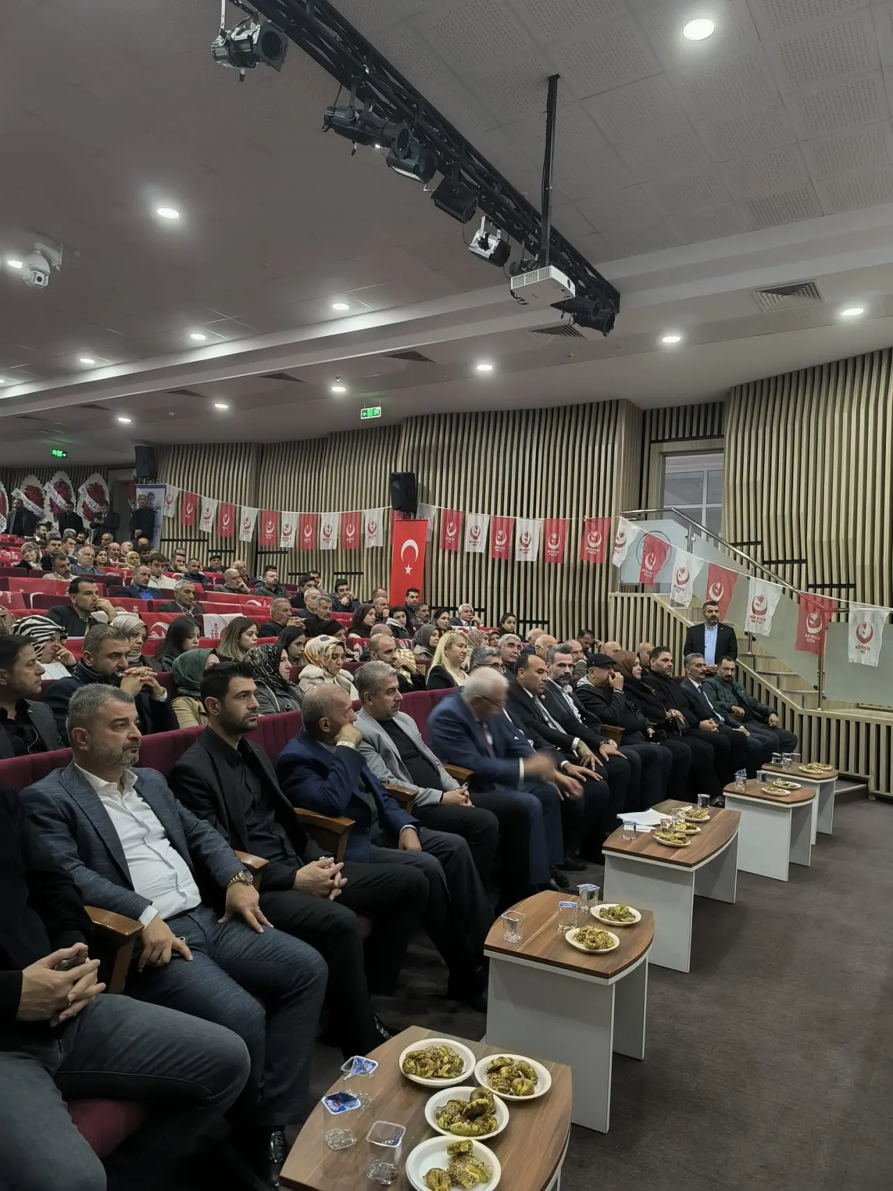 BBP’nin Battalgazi ve Yeşilyurt ilçe kongrelerinden yoğun katılımlı salon görüntüsü