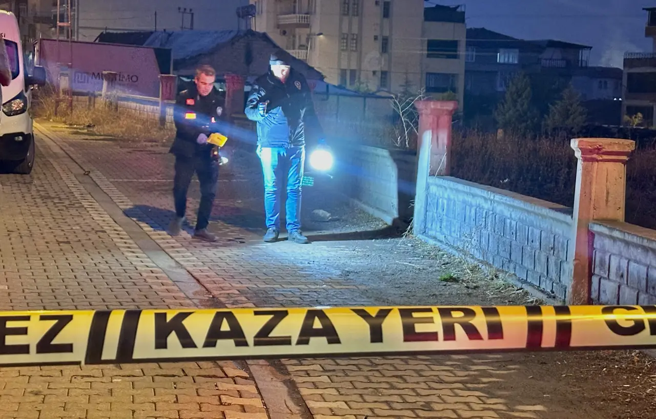 Seyran Mahallesindeki silahlı kavganın yaşandığı sokakta yapılan incelemeden bir görüntü