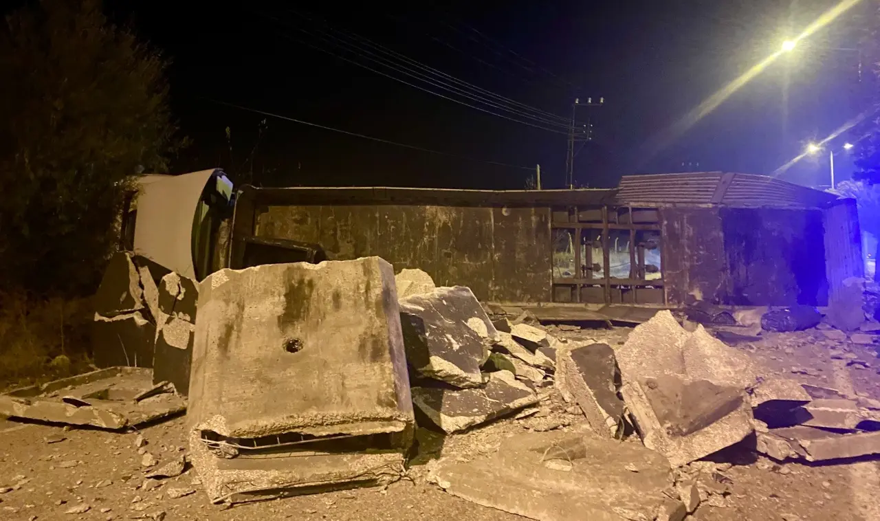 Doğanşehir Sürgü Mahallesi’nde yan yatan tır nedeniyle kapanan yolun ekiplerce temizlendiği anlar