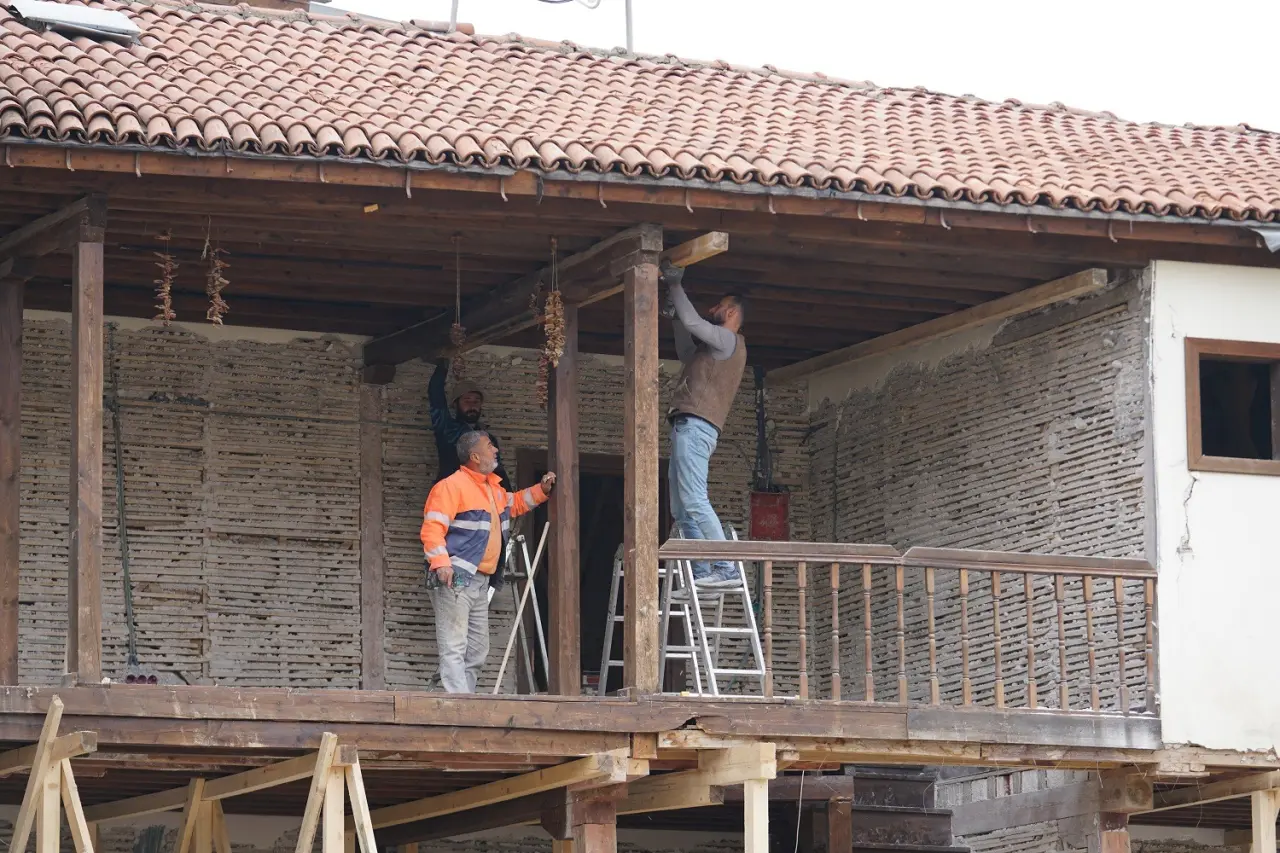 Kadim Çırmıhtı’da köy evleri ve tarihi konakların yenilenme çalışmalarından bir görüntü