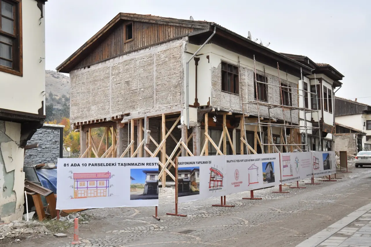 Başkan İlhan Geçit’in restorasyon alanlarında yaptığı incelemelerden bir kare