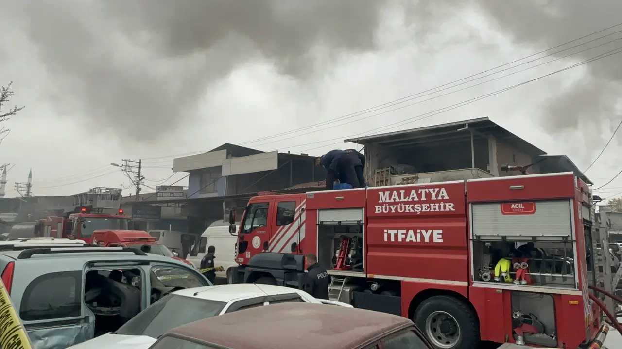 Malatya sanayi sitesindeki oto tamircisi çatısında çıkan yangına itfaiyenin müdahale ettiği anlardan bir kare