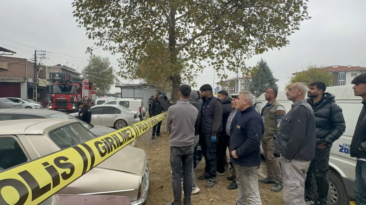 Alevlerin gökyüzünü kapladığı sanayi bölgesinde yolun trafiğe kapatıldığı anlardan görüntü