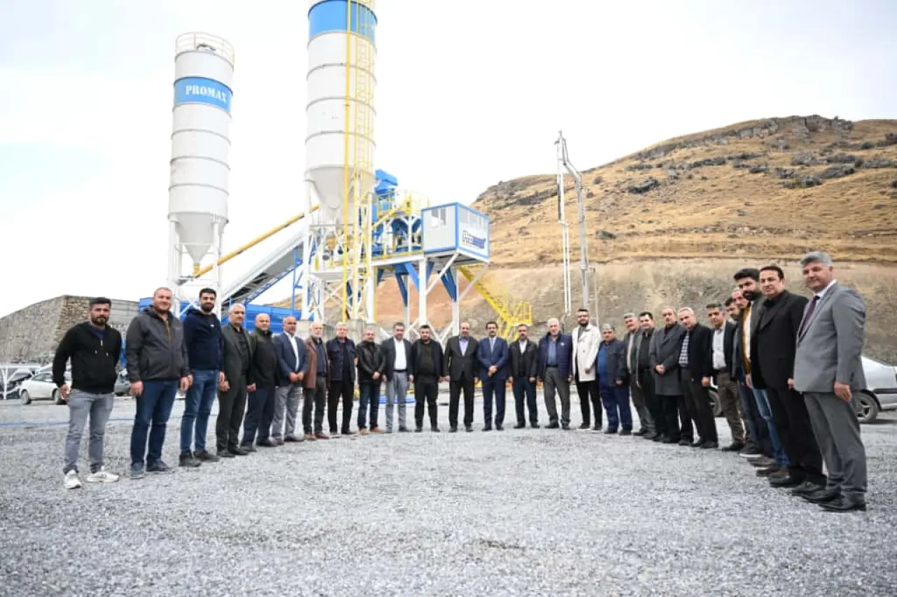 Başkan Bayram Taşkın’ın teşkilatla birlikte Battalgazi’de tamamlanan projeleri incelediği saha ziyaretinden bir kare