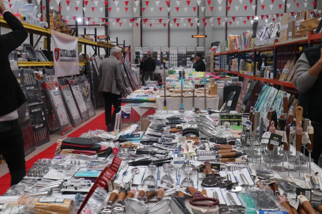 Fuar alanında üretici ile satıcının bir araya geldiği stantlardan temsilî görüntü