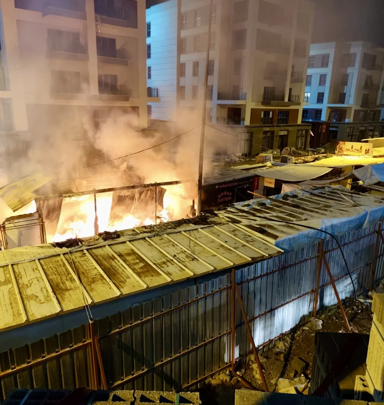 Akpınar Mahallesi’nde çarşı inşaatı alanındaki konteyner iş yerlerinde çıkan yangından bir kare