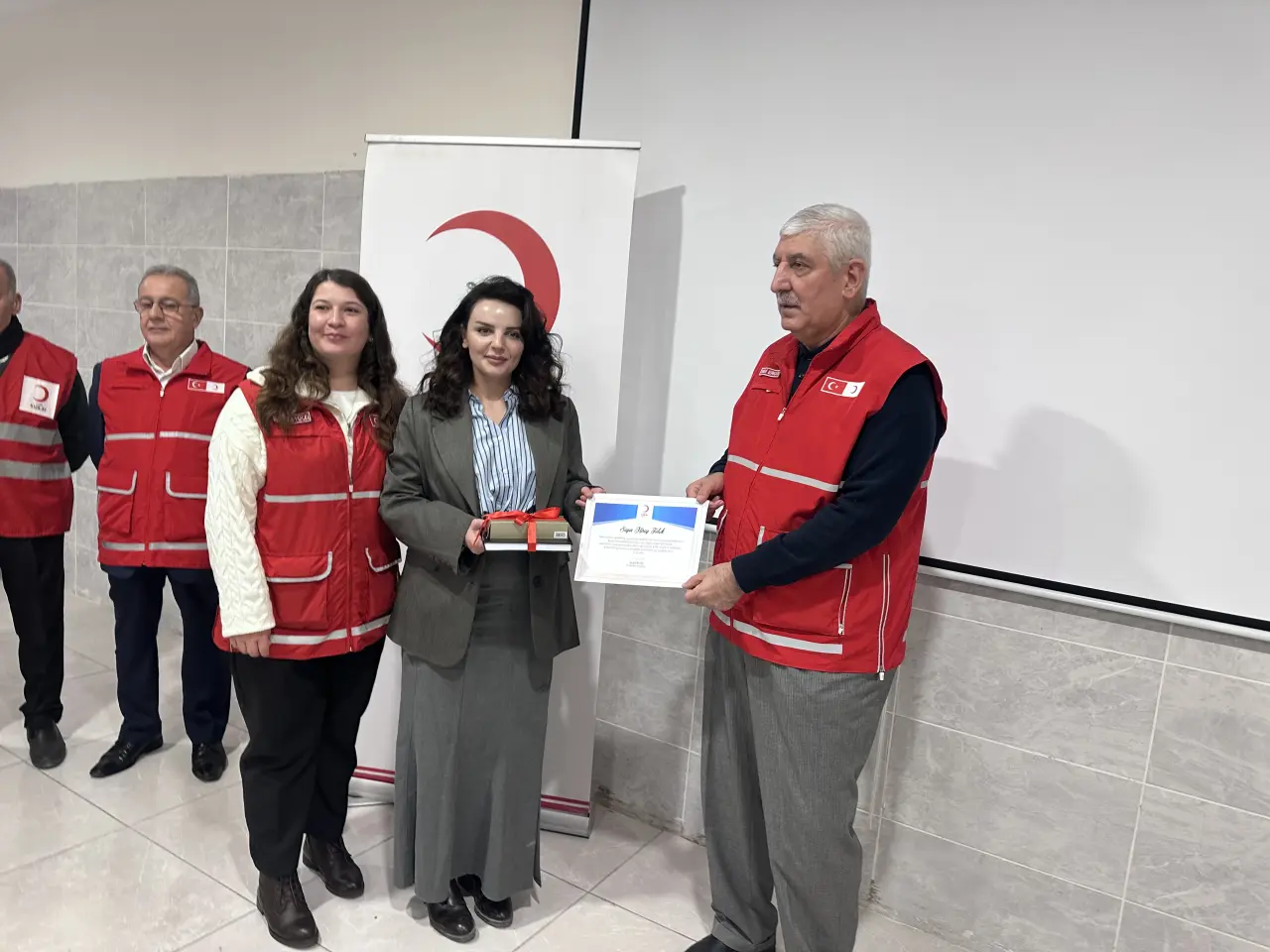 Öğretmenlere teşekkür belgesi takdim edildiği anlardan görüntü