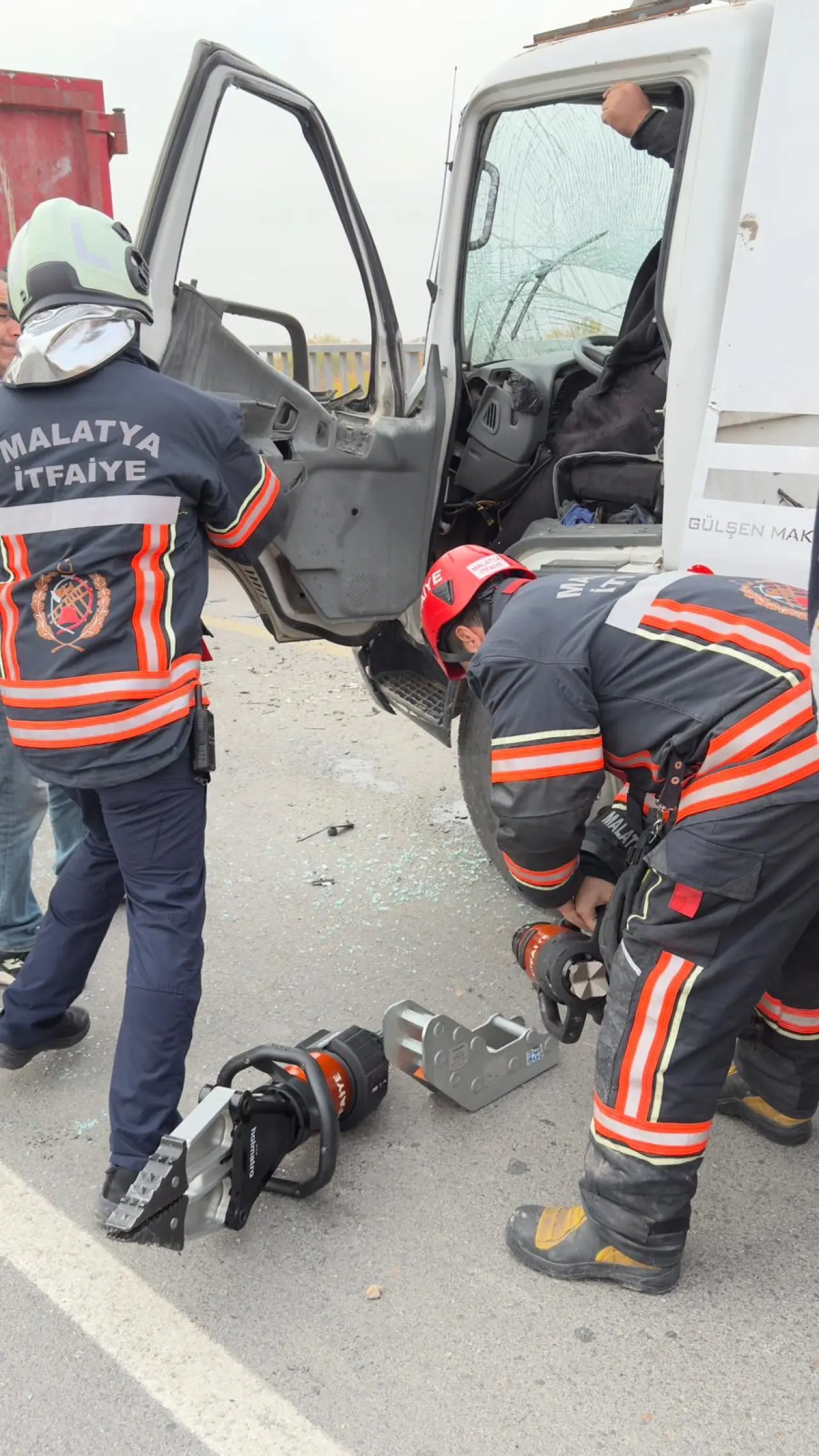 İtfaiyenin araçta sıkışan sürücüyü kurtardığı anlara ait görüntü