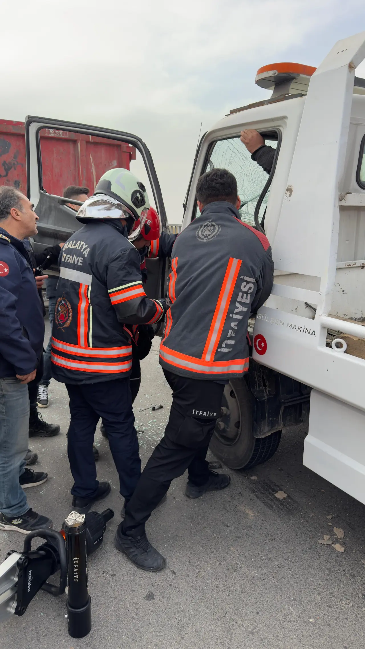 Kuzey Kuşak Çevreyolu’nda çarpışan kamyon ve kamyonetten oluşan kaza alanından bir kare