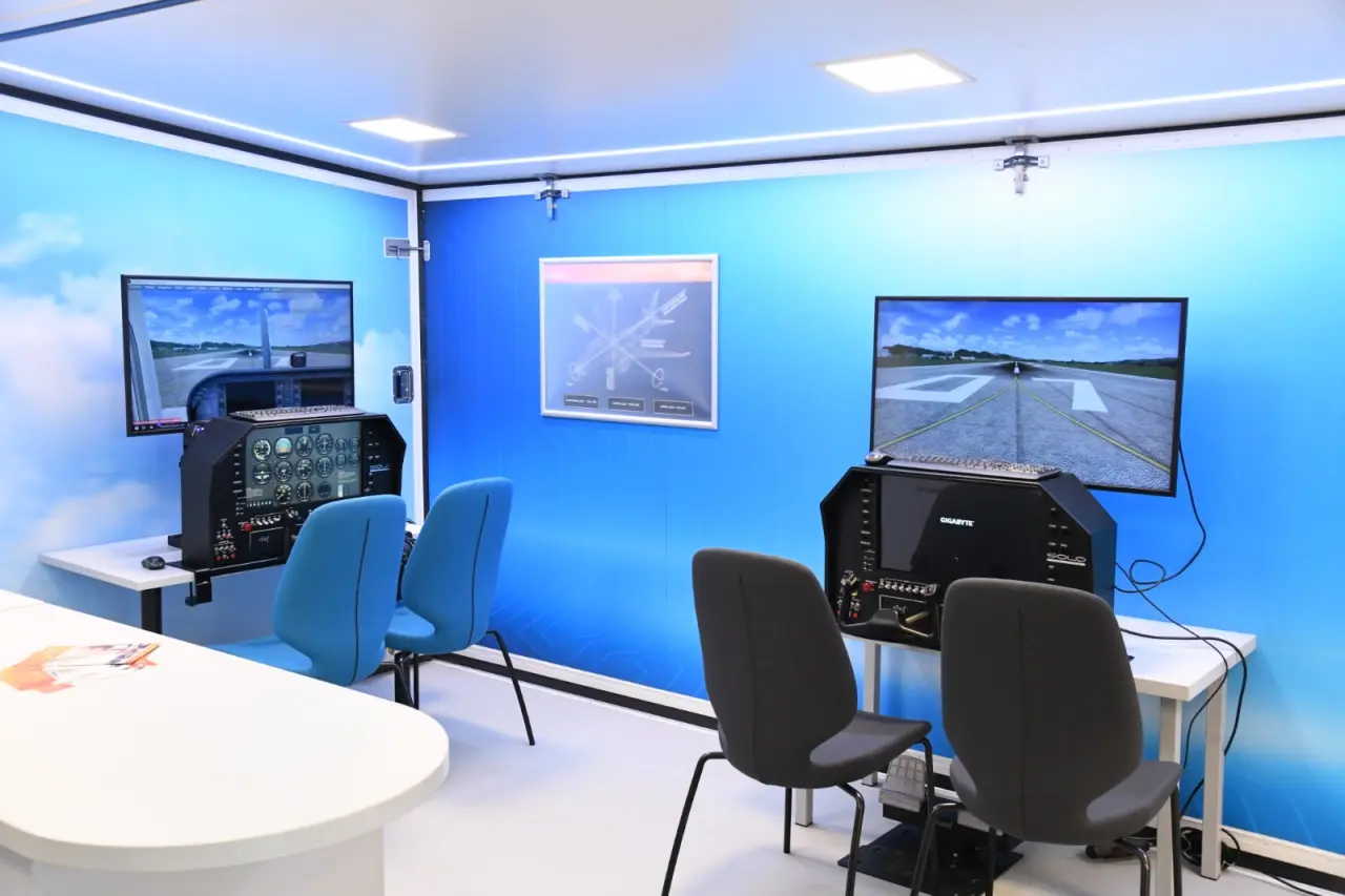 Malatya NEWTON Gezici Bilim Atölyesi içinde uçuş simülatörü kullanan lise öğrencileri.