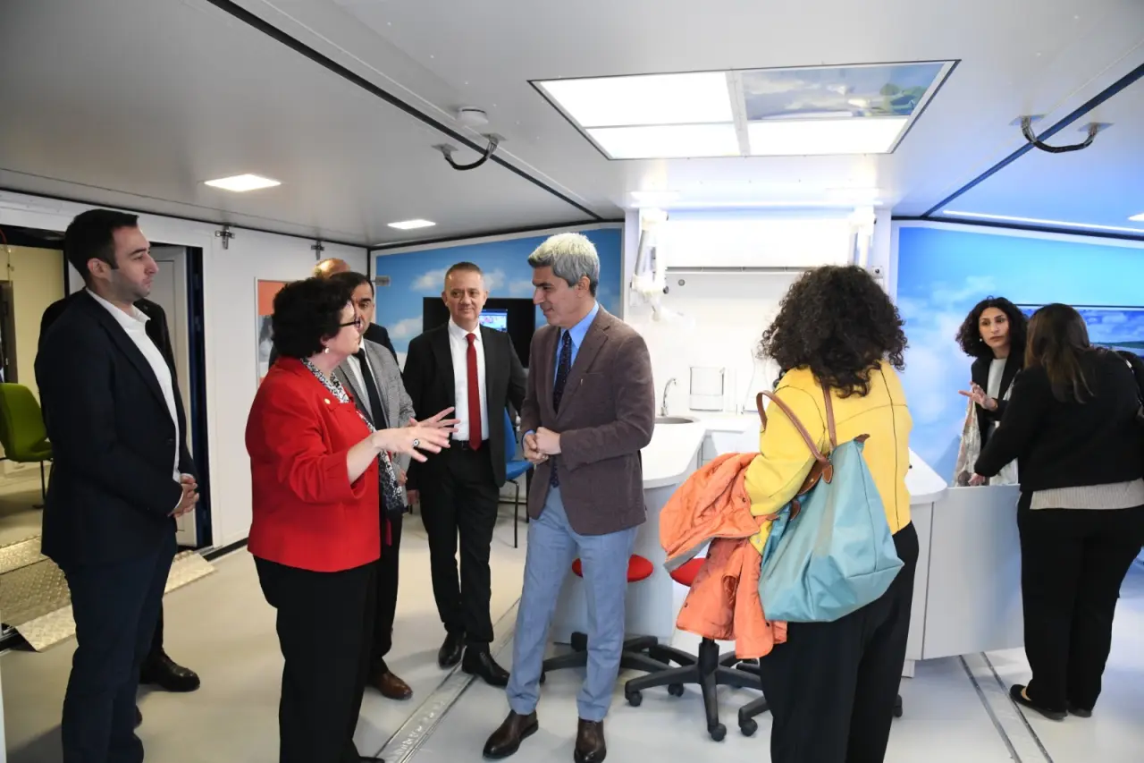 İl Milli Eğitim Müdürü Behçet Bakır ve öğrenciler bilim tırındaki robotik setleri incelerken