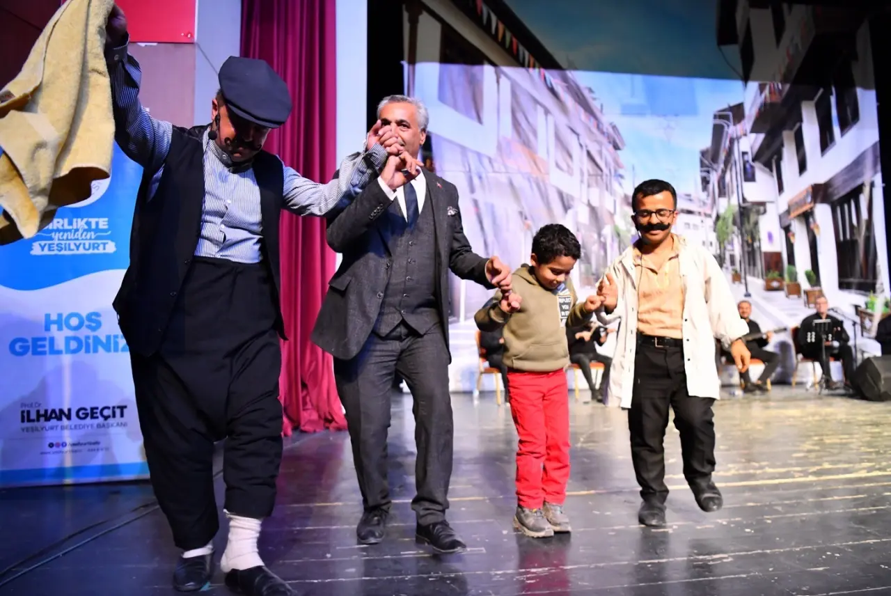 Sahnede Havlucu Memed karakterini canlandıran tiyatrocular ve Lütfü Acıbucu ekibi