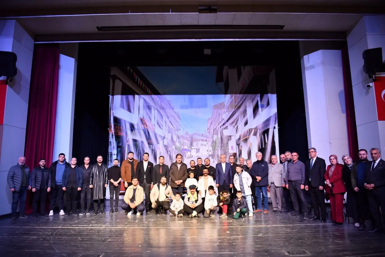 Yeşilyurt Belediye Başkan Yardımcısı Erkan Dikenli sanatçılara plaket takdim ederken