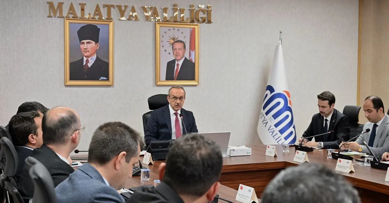 Malatya Valisi Seddar Yavuz başkanlığında düzenlenen okul inşaatları istişare toplantısı