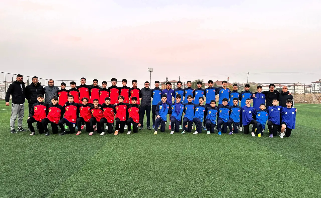 Yeşilyurt Spor altyapı antrenman sahası ve çalışan genç futbolcular
