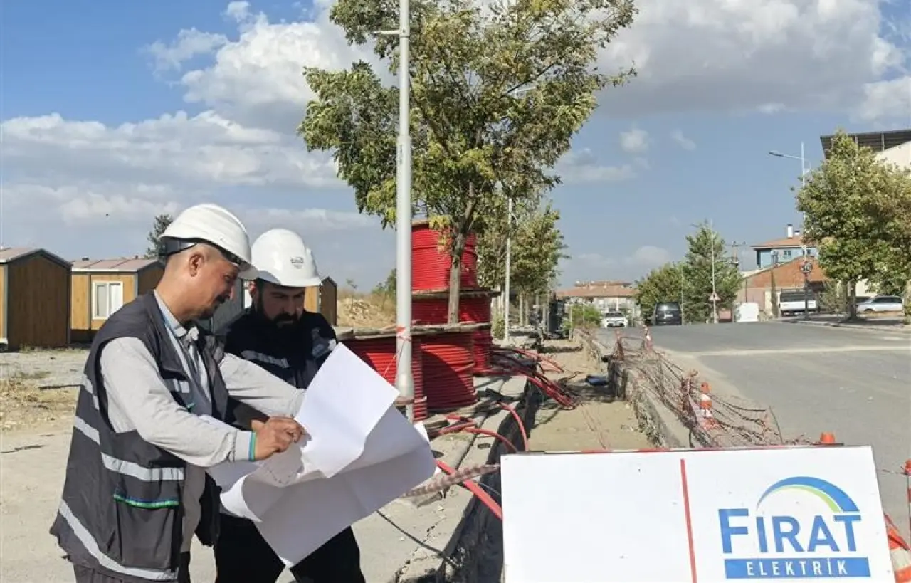 Yeraltı elektrik kablosu döşeme çalışması ve Fırat EDAŞ görevlileri