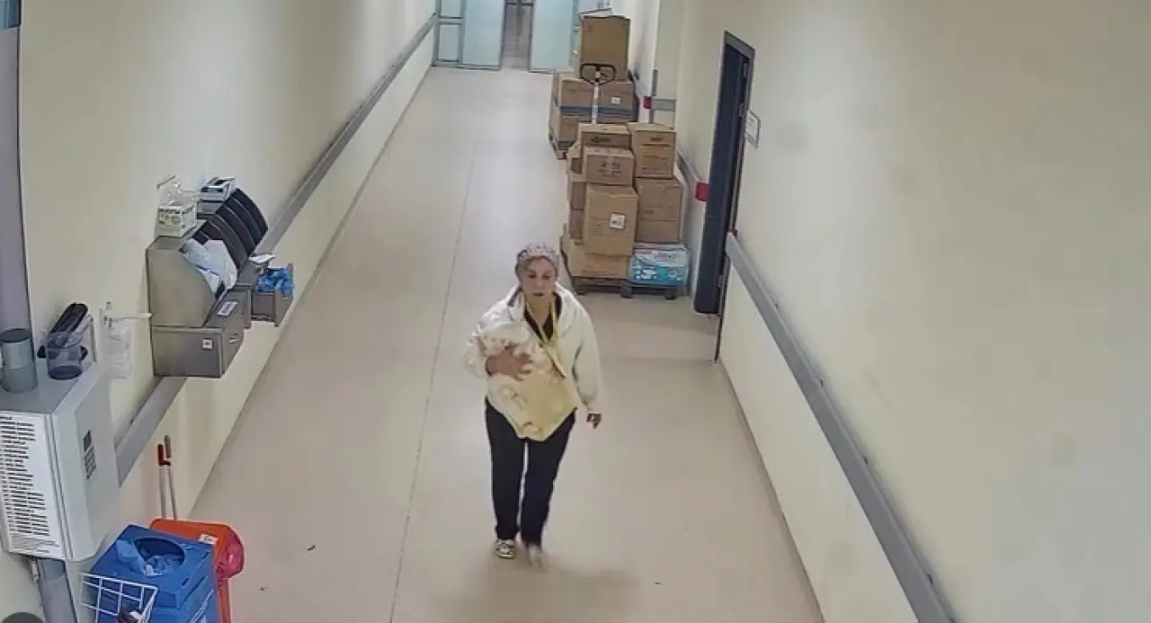 Battalgazi Devlet Hastanesi koridorlarında pembe kod tatbikatı yapan güvenlik ve sağlık personeli