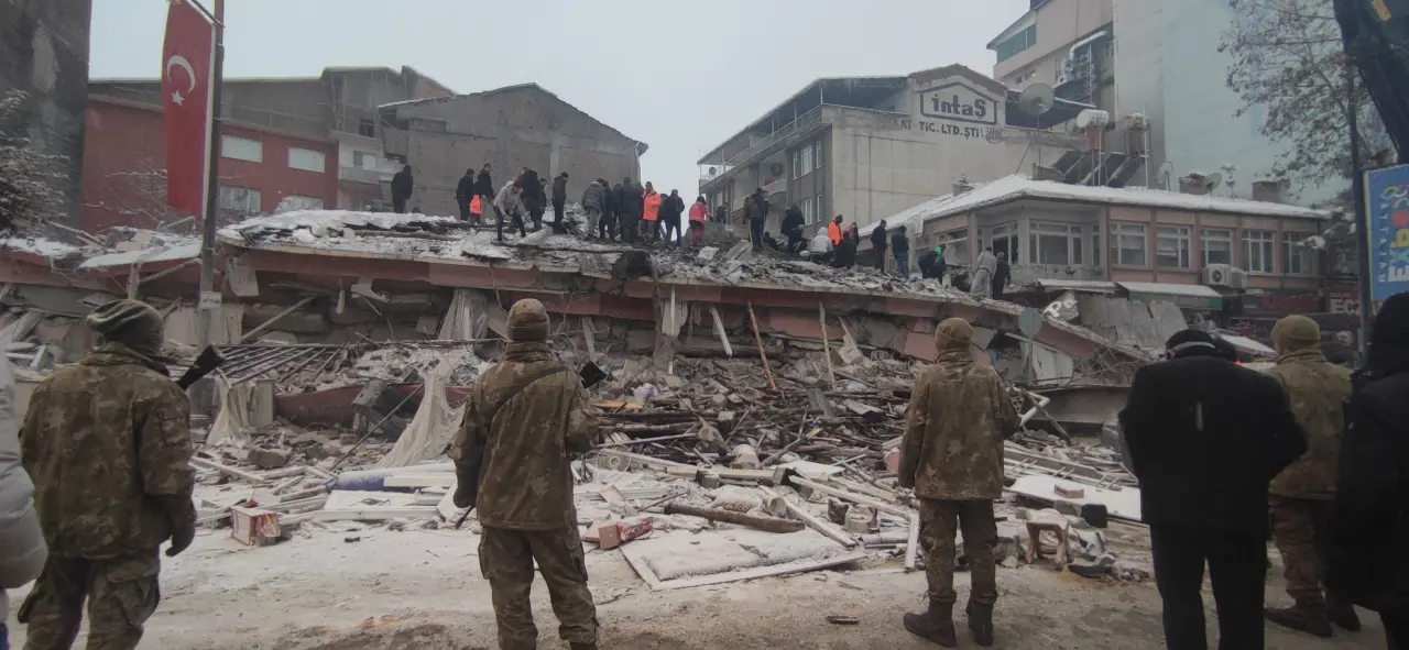 6 Şubat depreminde yıkılan Battalgazi Balanlı Apartmanı enkazı (Arşiv)