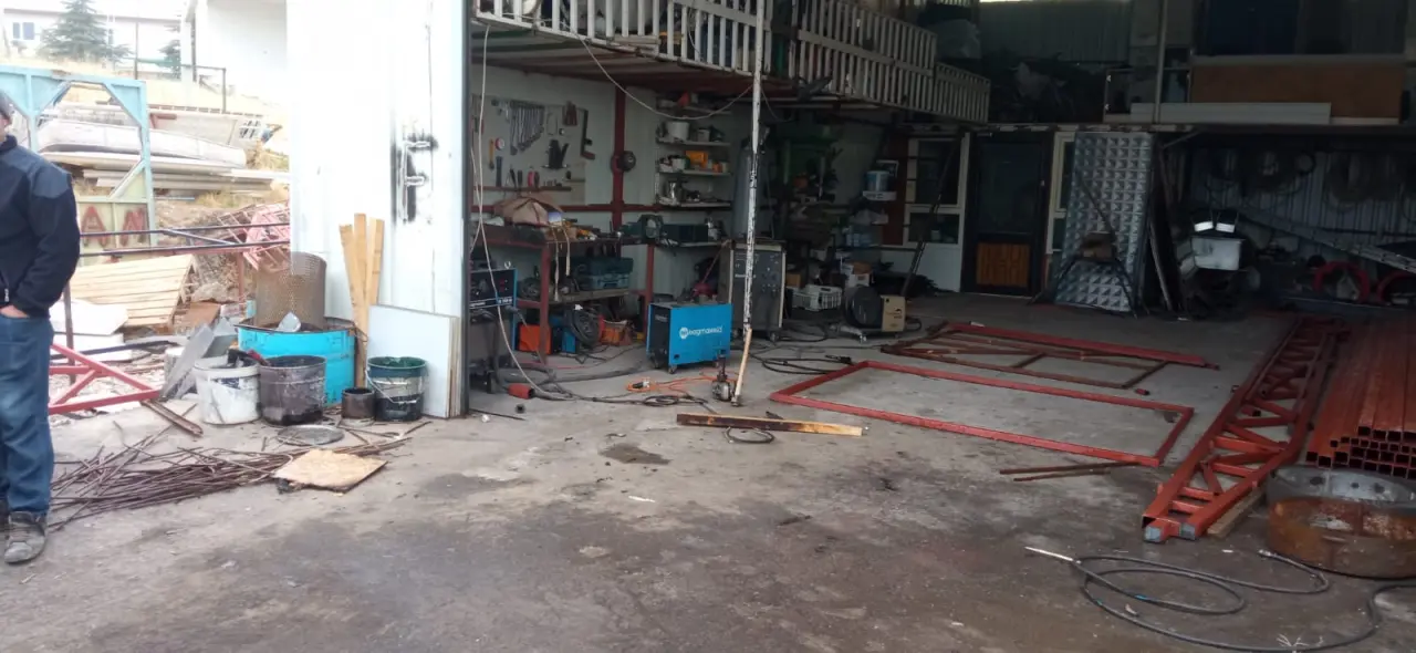 Olay yerinde bekleyen ambulans ve sağlık ekipleri.