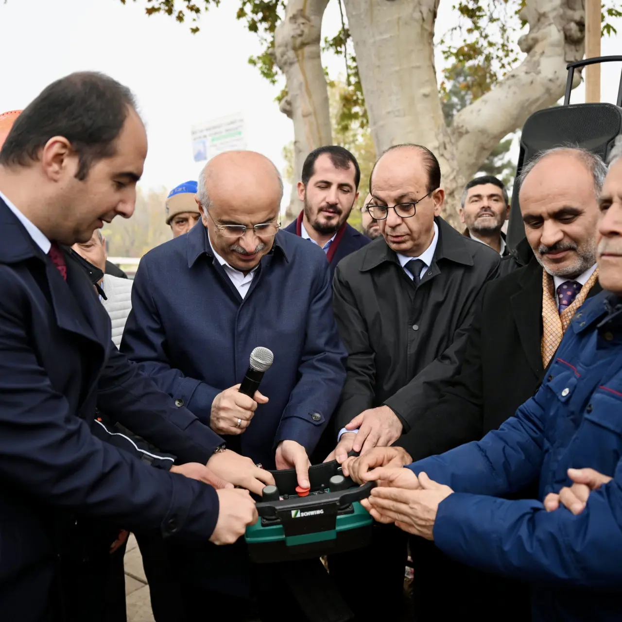 Büyükşehir Belediye Başkanı Sami Er ve Yeşilyurt Belediye Başkanı İlhan Geçit butona basarak ilk harcı dökerken.
