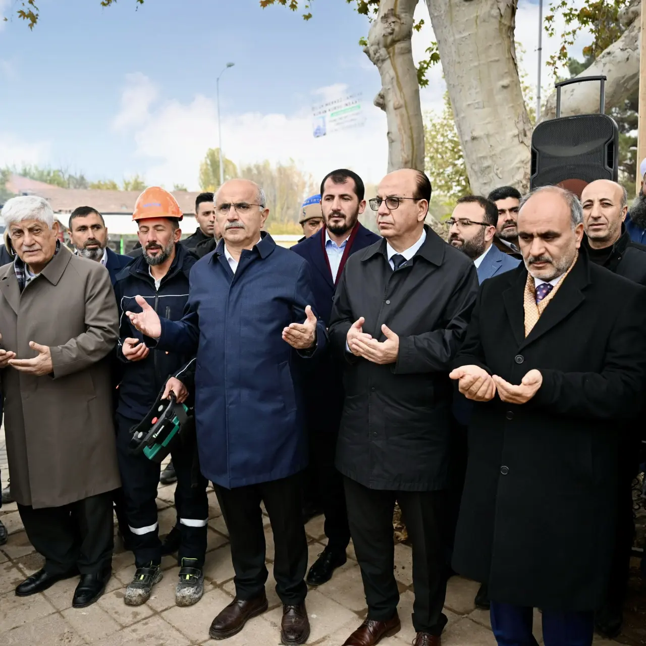 Malatya Dilek Merkez Camii temel atma törenine katılan protokol üyeleri ve vatandaşlar dua ederken.