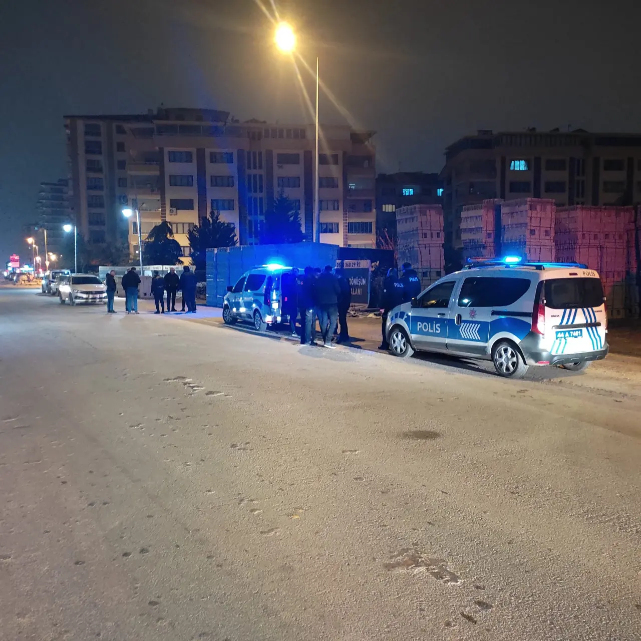 Polis ekiplerinin olay yerinde yaptığı inceleme ve güvenlik şeridi