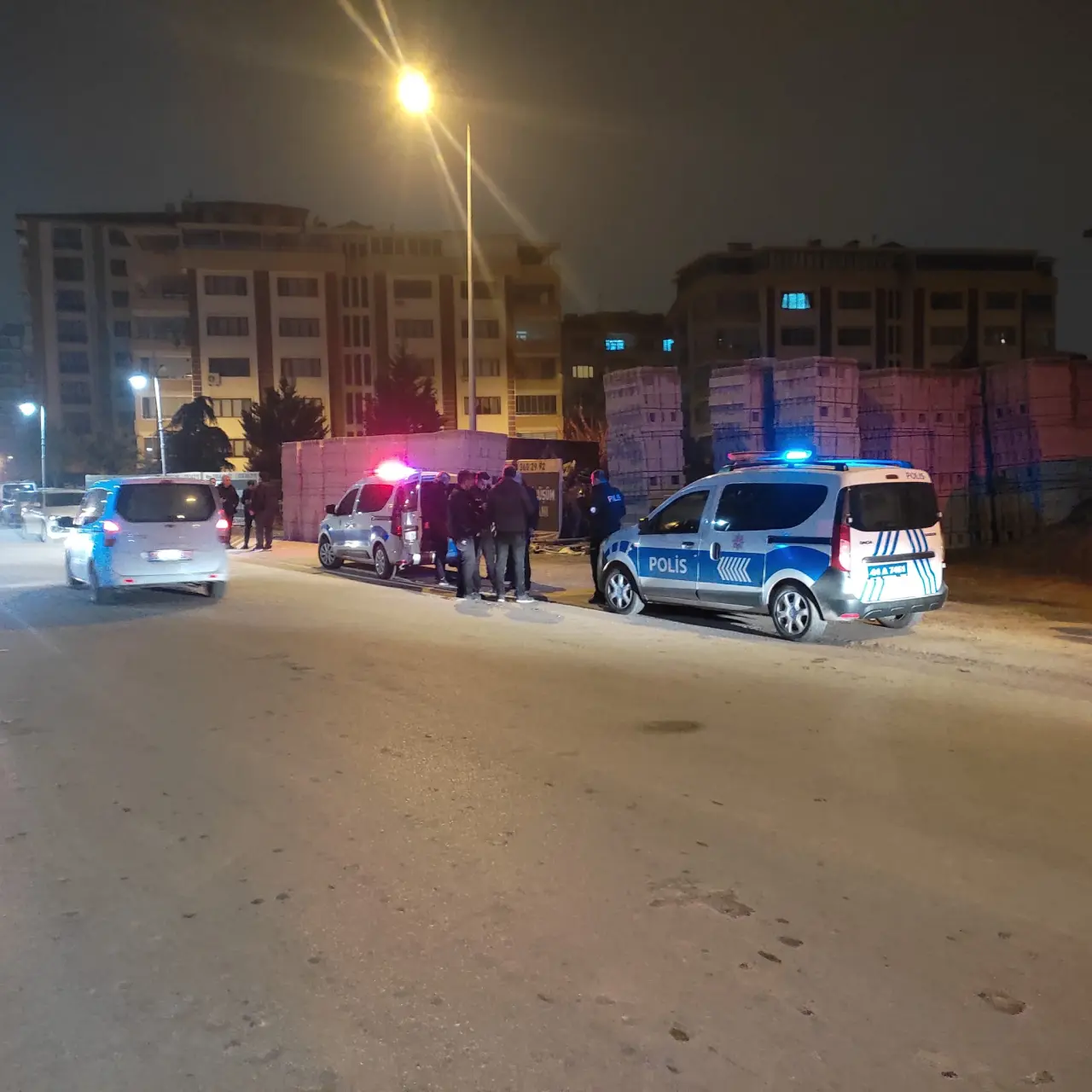 Malatya Turgut Özal Mahallesi'nde olay yerine gelen ambulans ve polis ekipleri