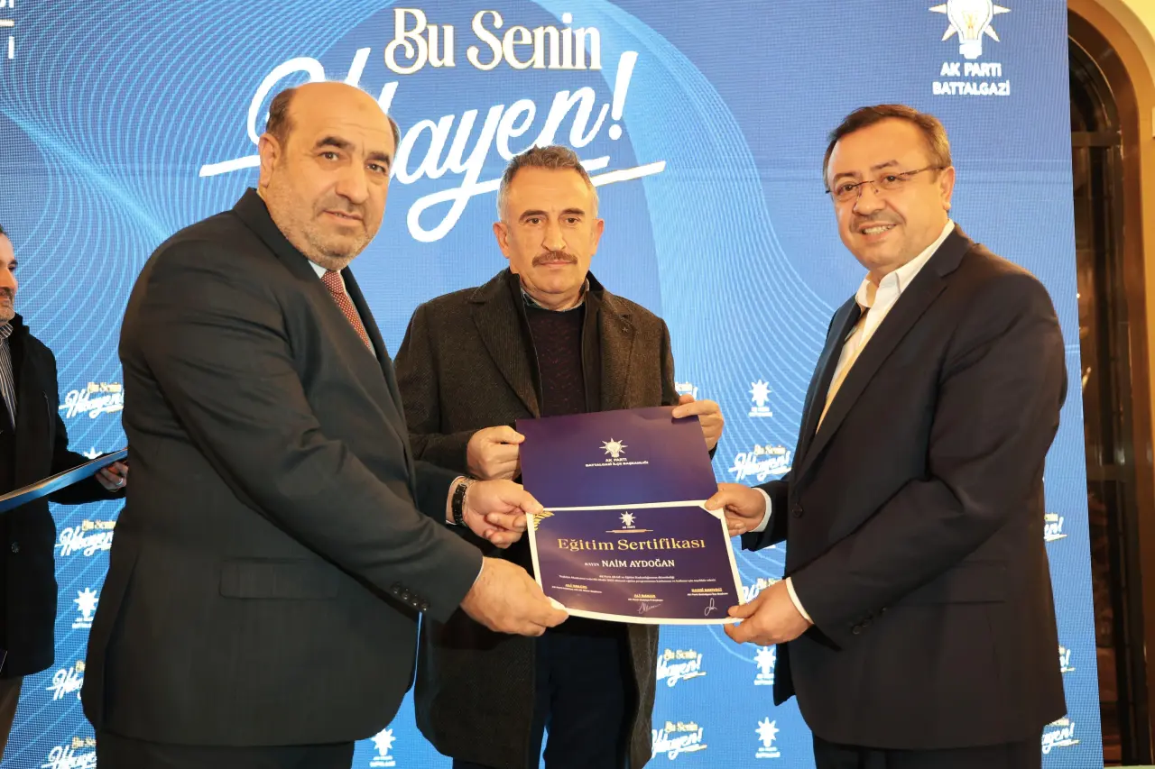 AK Parti Battalgazi Teşkilat Akademisi eğitimine katılan mahalle başkanları ve parti yönetimi