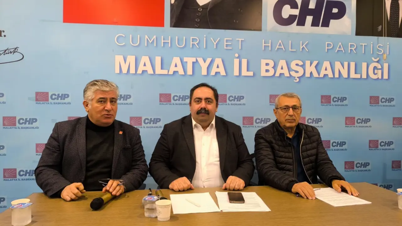 CHP Malatya İl Başkanı Barış Yıldız ve emekli öğretmenlerin toplantı masasındaki görüşmesi