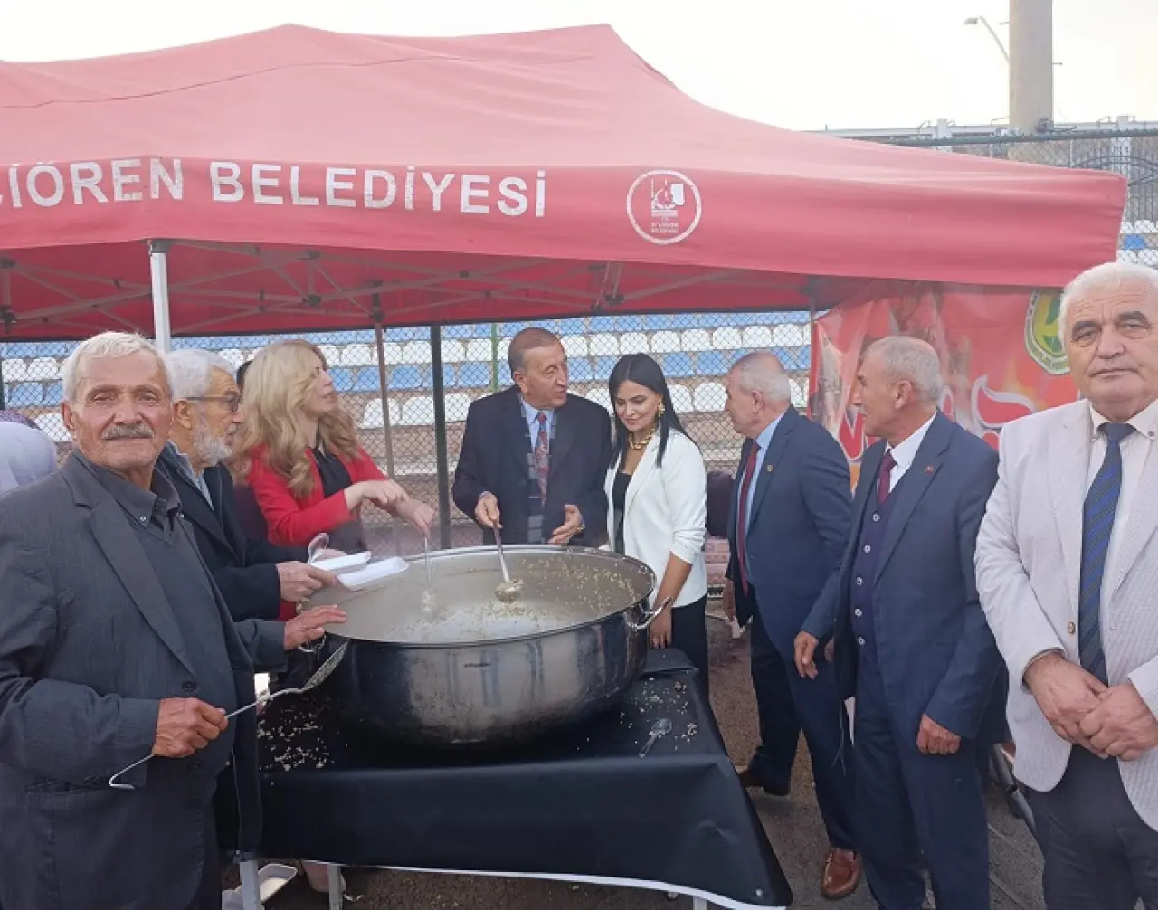 Festivalde vatandaşlara dağıtılan coğrafi işaret tescilli meşhur Akçadağ Pilavı kazanları