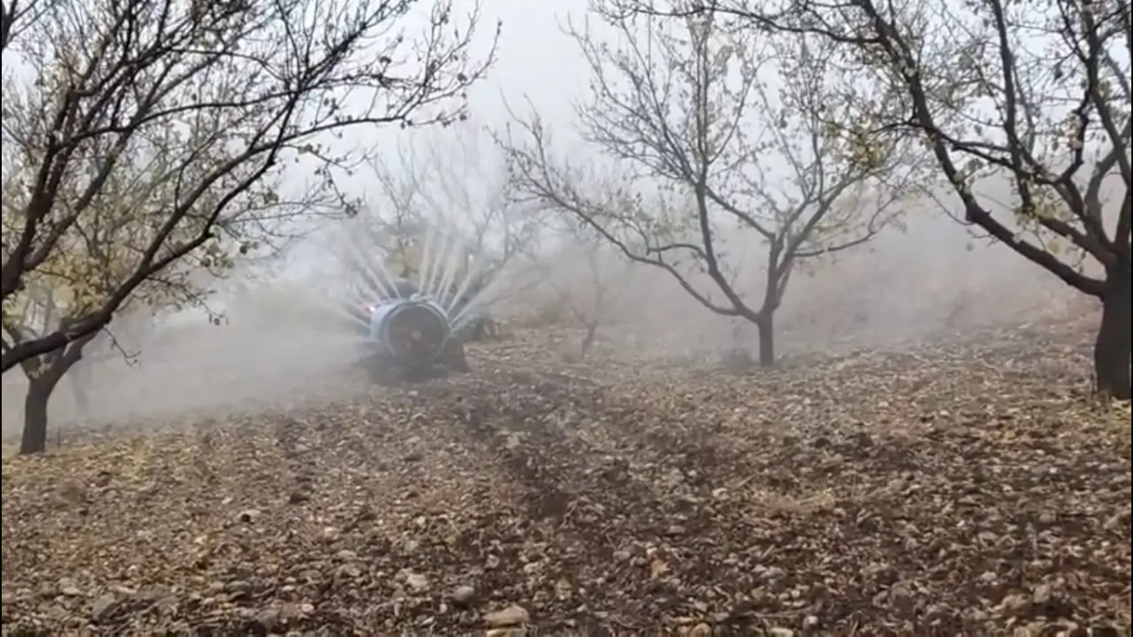 Malatya Yeşilyurt'ta traktörle kayısı bahçesinde kış ilaçlaması yapan çiftçi