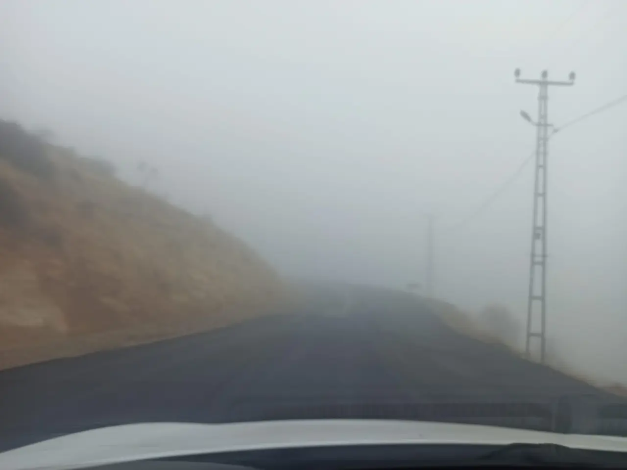 Malatya - Kayseri karayolunda yoğun sis nedeniyle görüş mesafesinin düştüğü anlar