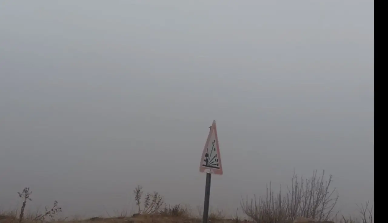 Sisli havada seyretmeye çalışan araçlar ve puslu Malatya manzarası