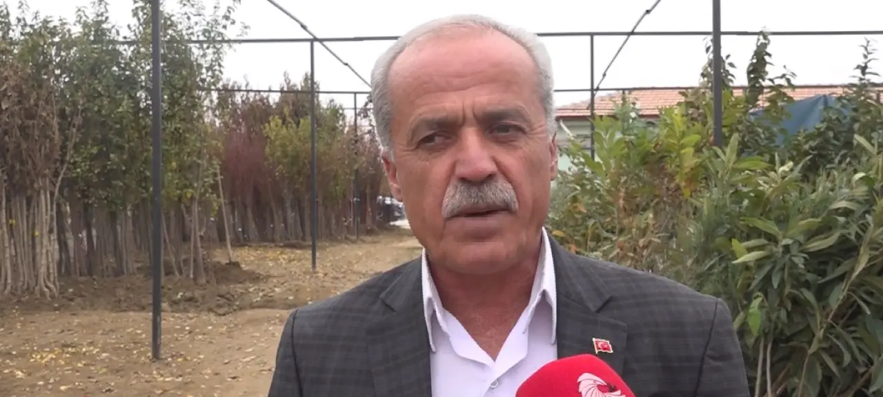 Açıklama yapan Fidancılar Kooperatifi Başkanı Abuzer Yumrutepe