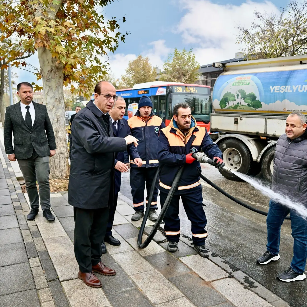 Yeşilyurt Belediye Başkanı Prof. Dr. İlhan Geçit, Yakınca Mahallesi'ndeki temizlik personelini ziyaret edip bilgi alırken